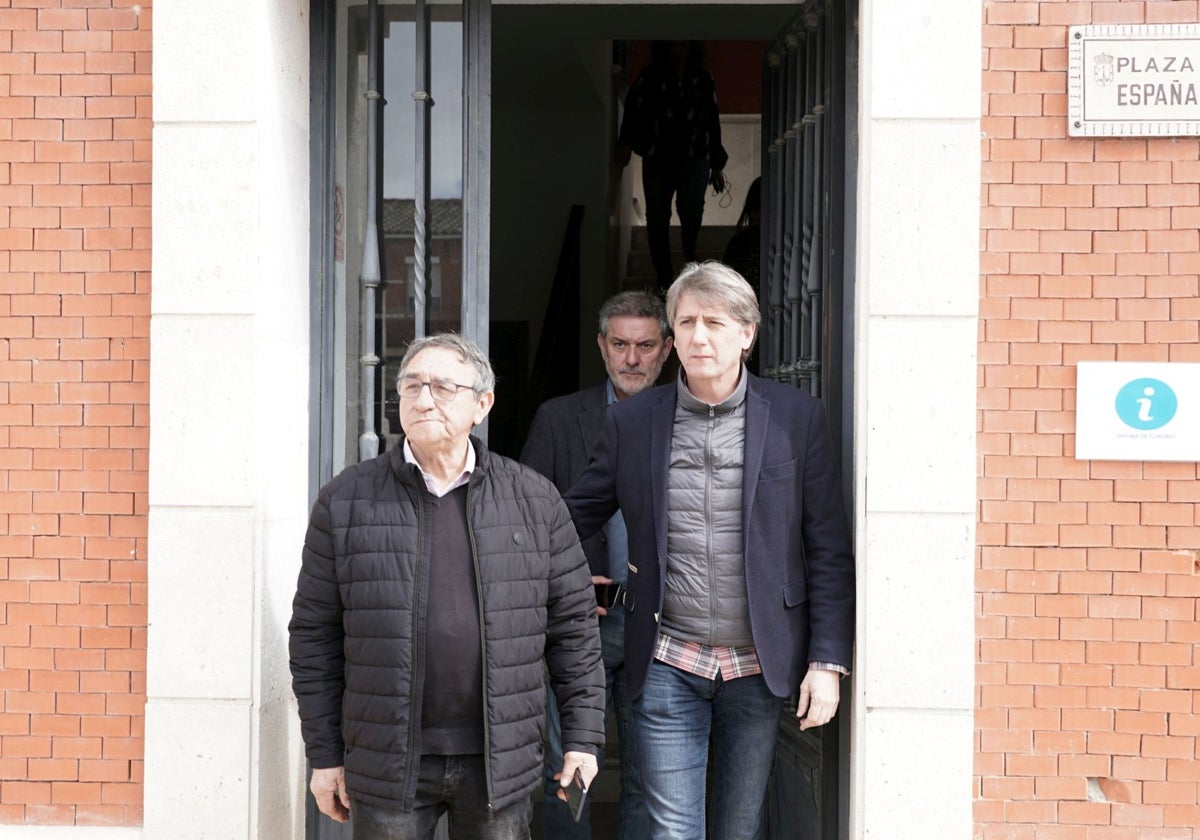 El secretario general del PSOE de Castilla y León, Carlos Martínez, durante su reunión con el acalde de Villalar, Luis Alonso Laguna