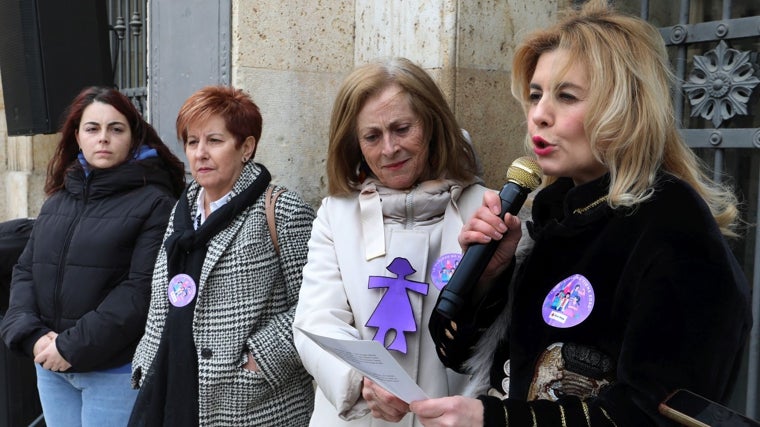 Lectura de un manifiesto conmemorativo del 8-M en la Plaza Mayor de Palencia, a cargo de la artista Rosana Largo