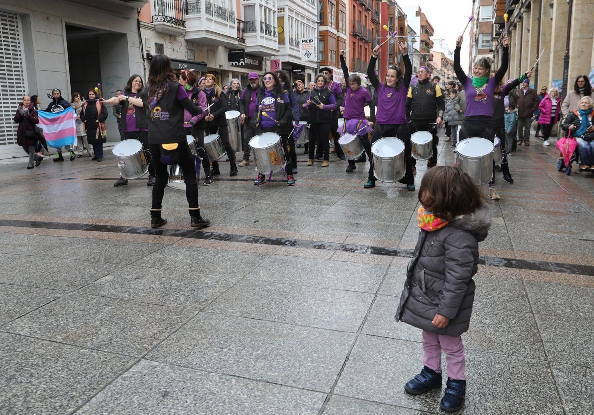 Un momento de la manifestación de la Plataforma por los Derechos de las Mujeres de Palencia por la calle Mayor
