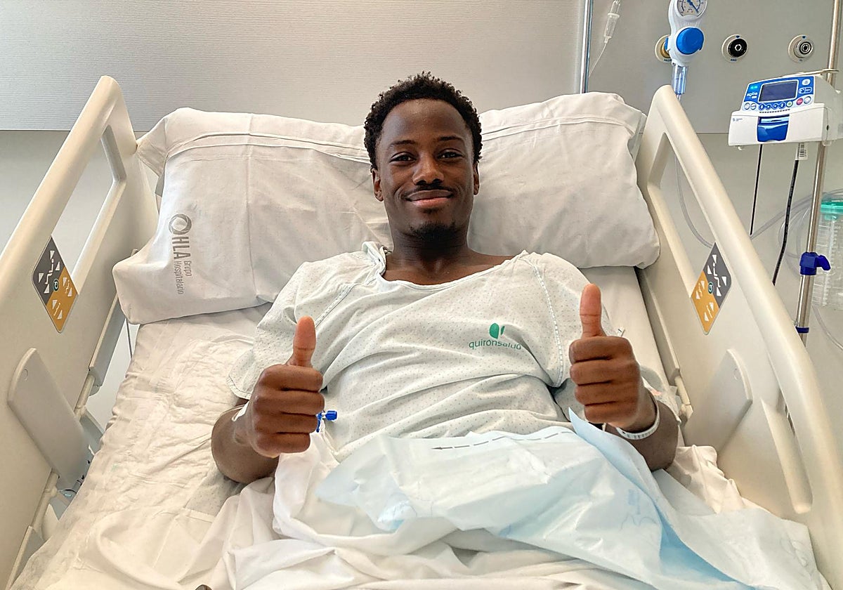 Adilson posa sonriente tras la operación de rodilla