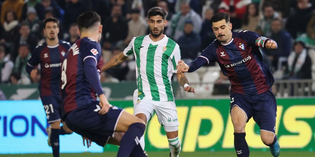 La curva hacia abajo de Calderón con el Córdoba CF: de ser titular a la tercera opción en el lateral zurdo