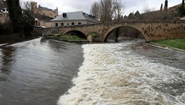 El Eresma, en nivel rojo, amenaza con desbordarse a su paso por Segovia