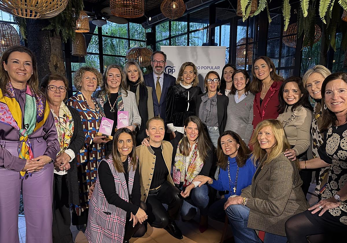 Foto de familia de las premiadas con representantes del PP de Córdoba