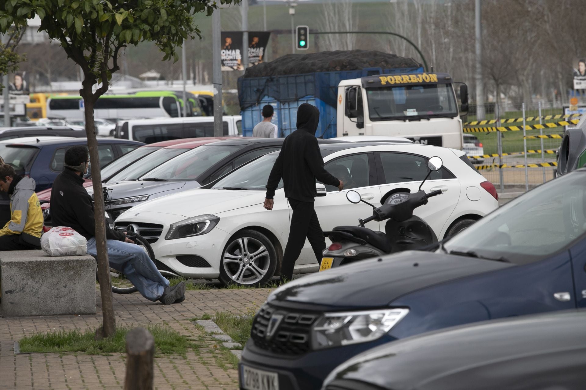 La actividad de los gorrillas en el barrio del Arcángel, en imágenes