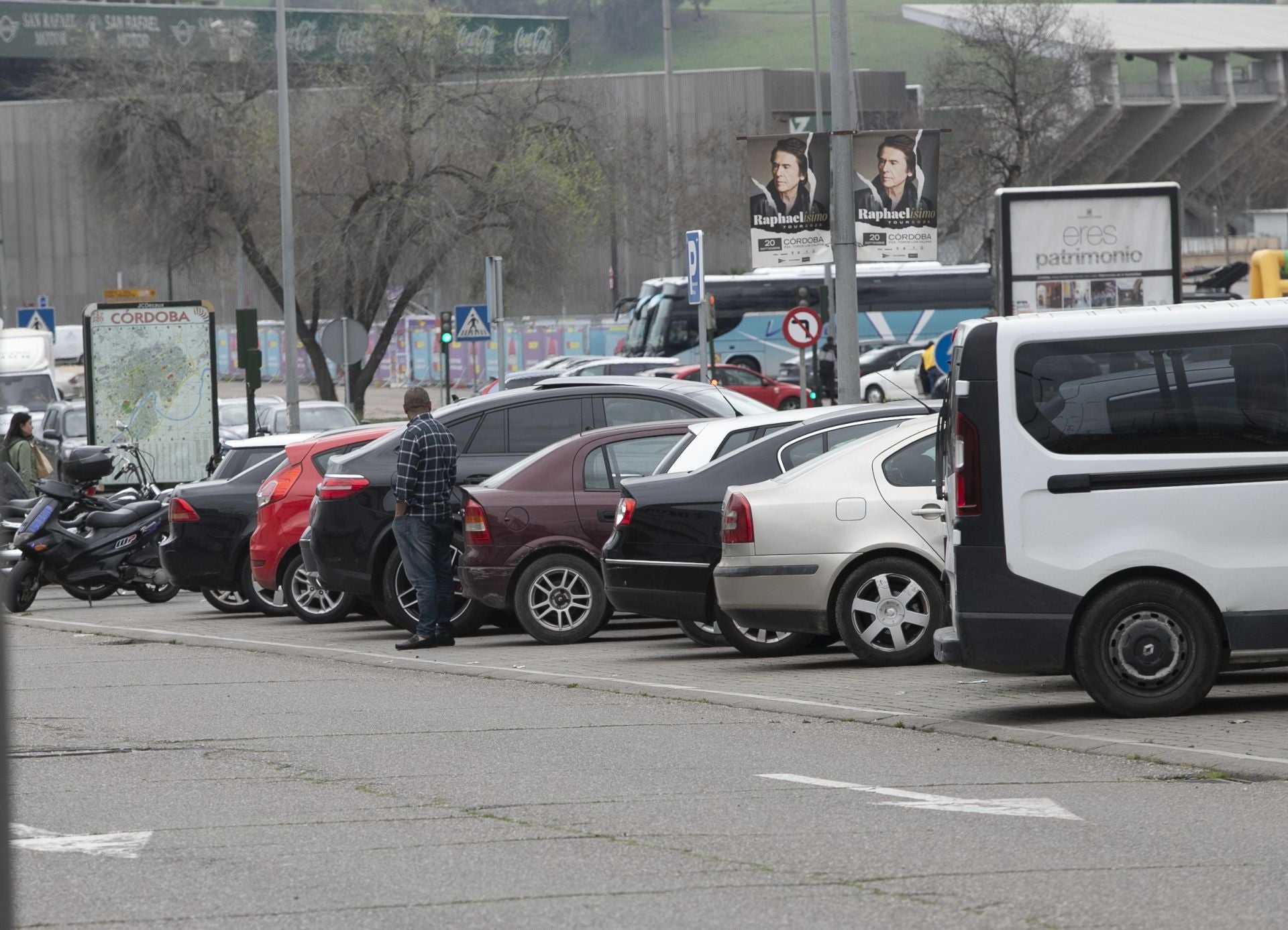 La actividad de los gorrillas en el barrio del Arcángel, en imágenes