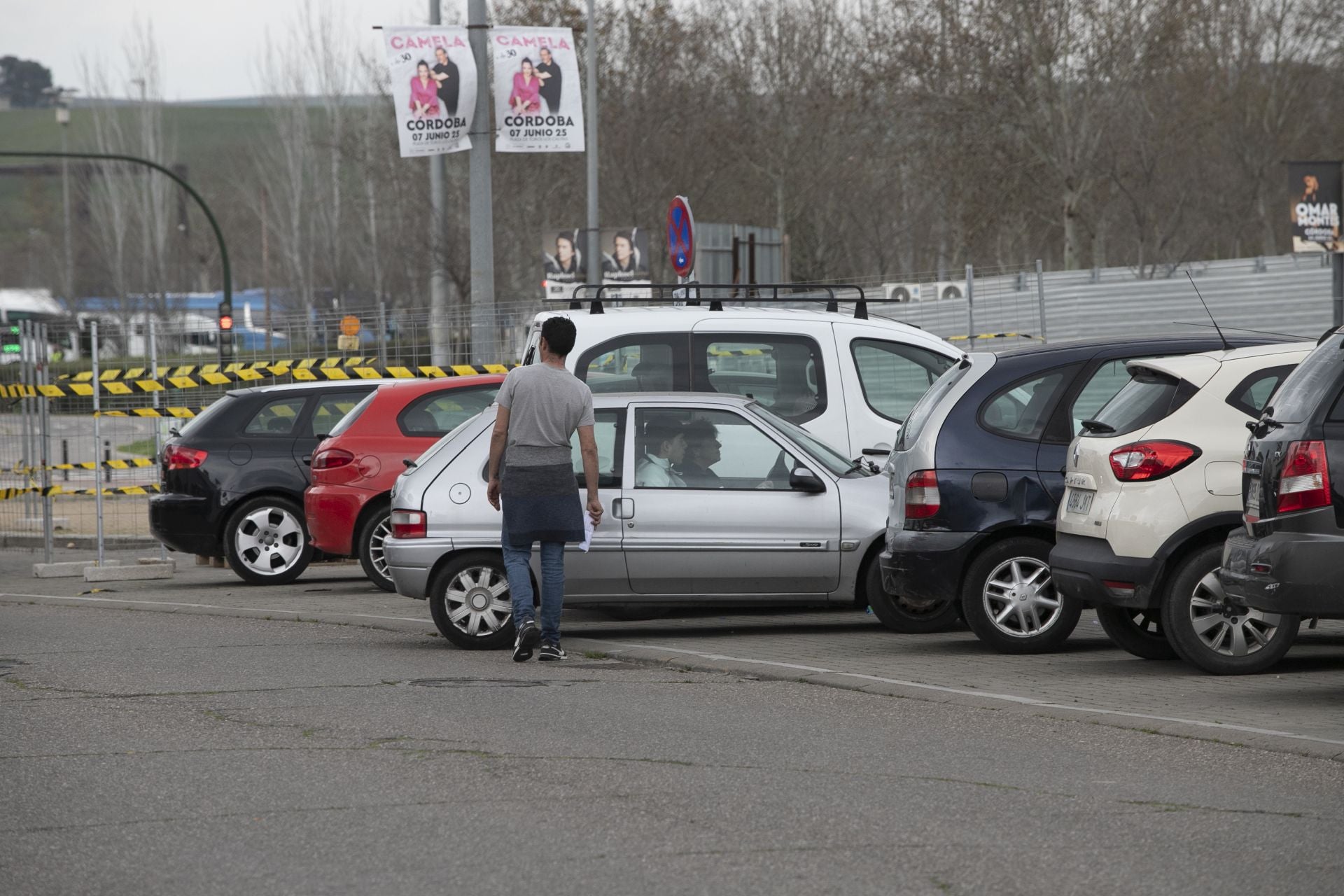 La actividad de los gorrillas en el barrio del Arcángel, en imágenes