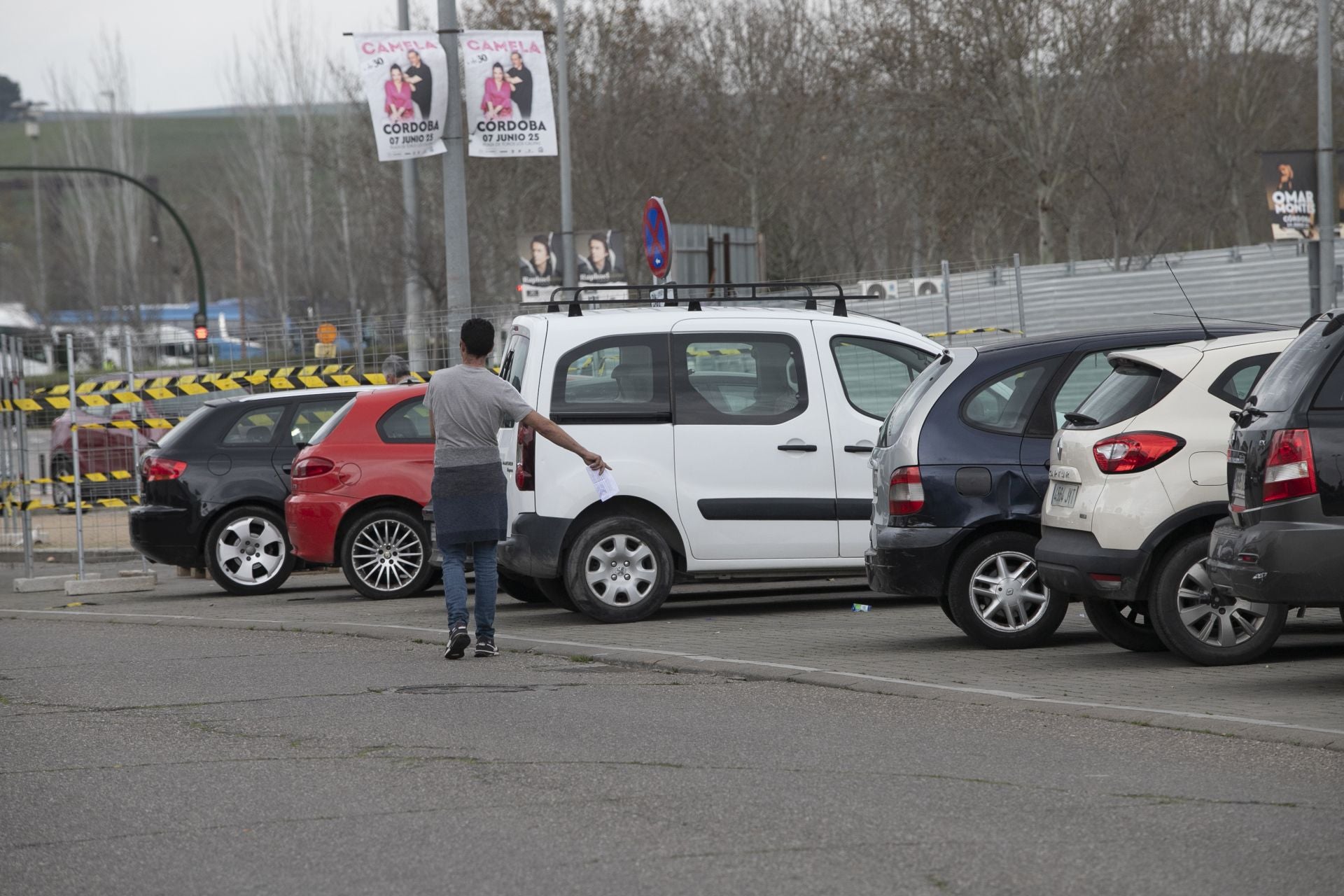 La actividad de los gorrillas en el barrio del Arcángel, en imágenes
