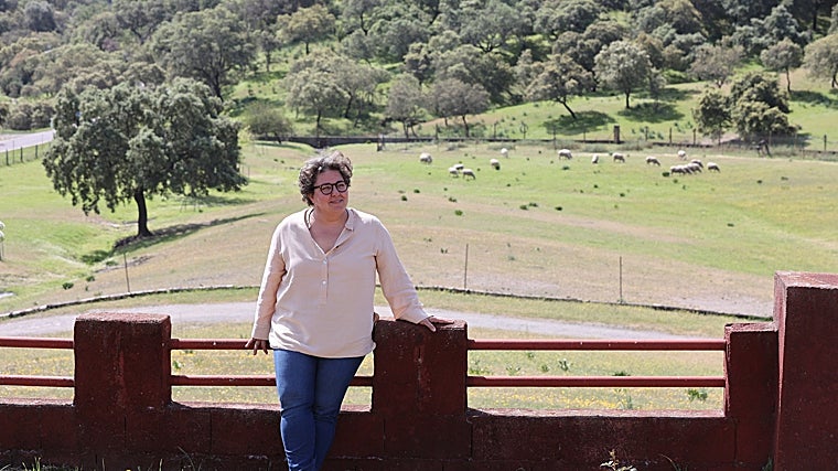 Isabel del Río, con su ovejas al fondo en su finca de Montoro