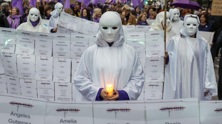 La doble manifestación del 8-M en Valencia lanza críticas por la gestión de la dana