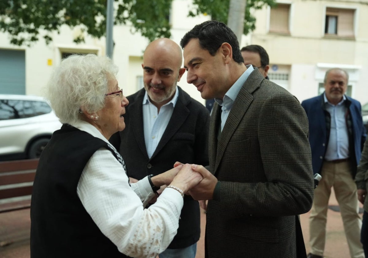 Juanma Moreno, este sábado, en el Mercado de Provençals