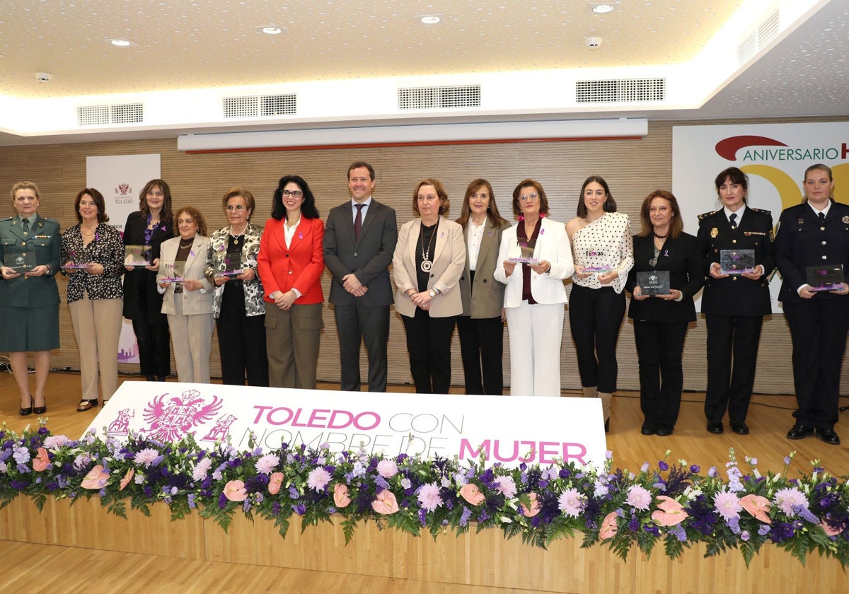 Foto de familia de todas las premiadas en el acto 'Toledo con nombre de mujer' junto con las autoridades