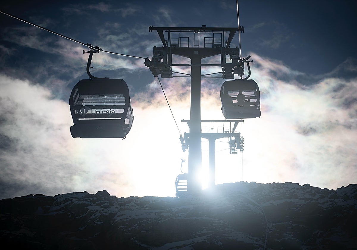 Los telecabinas se han quedado sin funcionar en la estación de Sierra Nevada