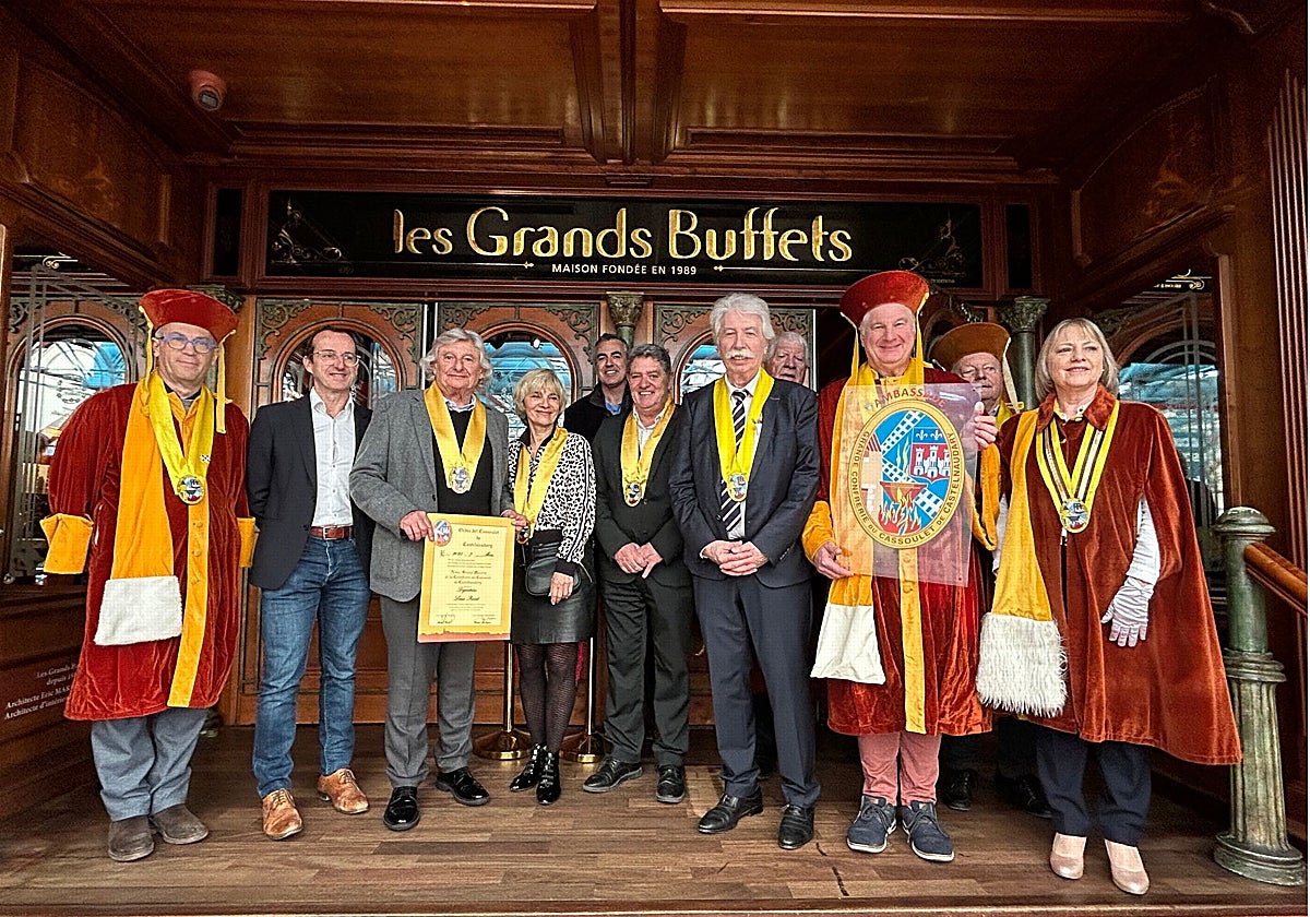 Louis Privat, tercero por la izquierda, con el diploma que le acrecita como miembro y embajador de la Cofradía de Cassoulet de Castelnaudary