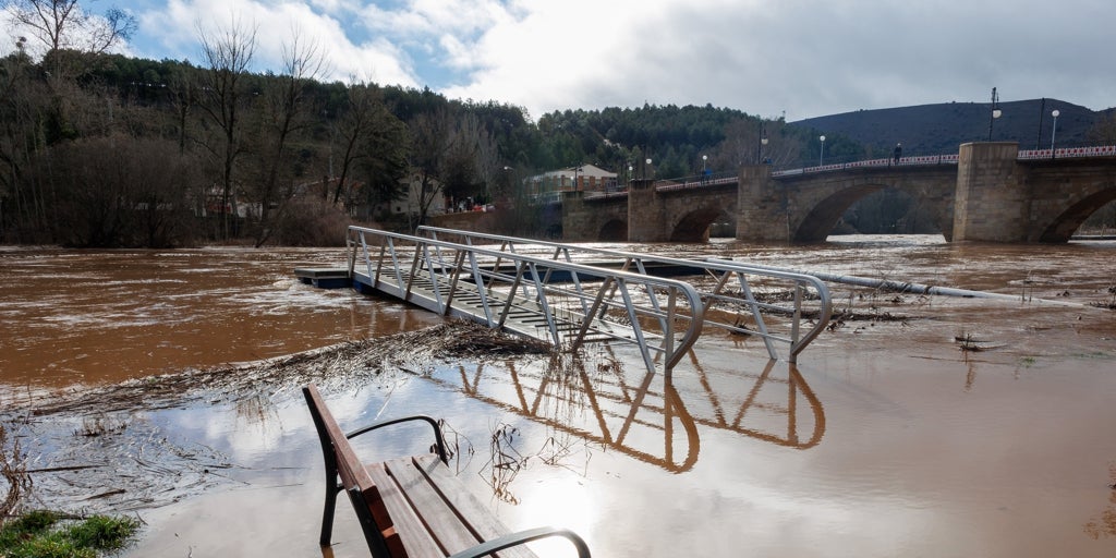 Evacuadas cien personas del restaurante de Valonsadero, en Soria, por el desbordamiento del río Pedrajas