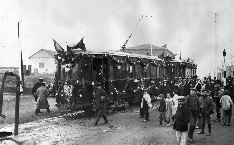 Imagen principal - Arriba, llegada del primer tranvía a Canillejas, en 1912. Abajo, dcha, Vicálvaro, aún con su aspecto de pueblo, en 1970. Izq, niños en una fuente en Villaverde, en 1955