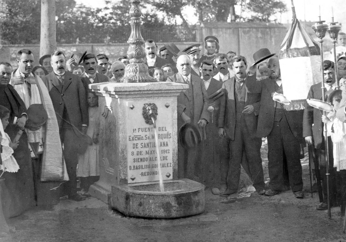 Inauguración de la primera fuente pública del Canal de Santillana en el municipio de Chamartín de la Rosa, ante su alcalde, en 1912