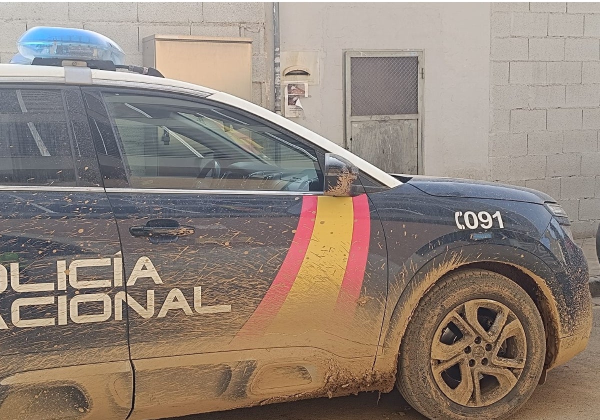 Un coche patrulla de la Policía Nacional lleno de barro en una zona afectada por la dana de Valencia