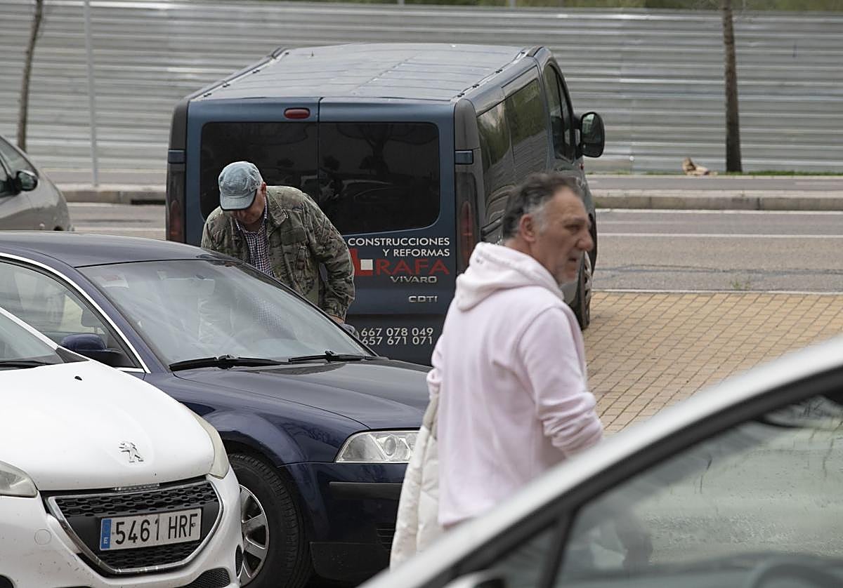 La actividad de los gorrillas en el barrio del Arcángel, en imágenes