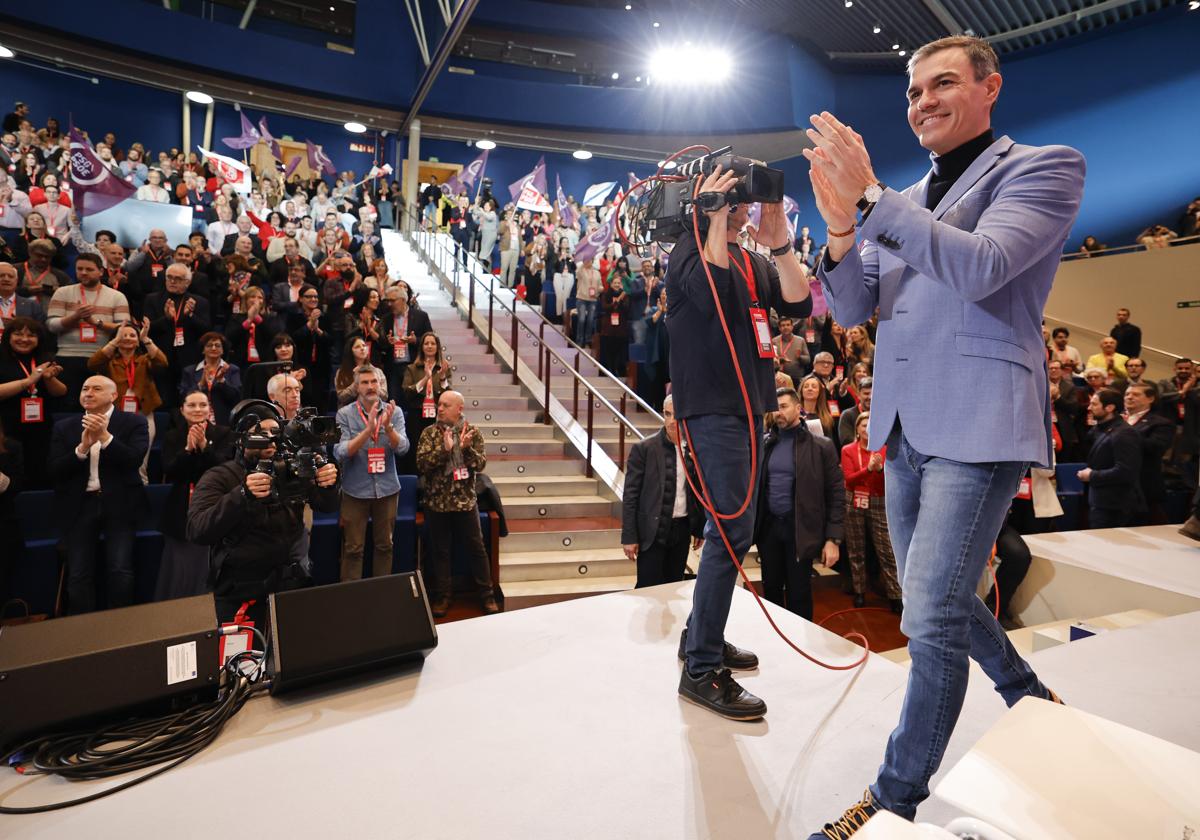 El presidente del Gobierno, Pedro Sánchez a su llegada a la clausura del XV Congreso del PSdeG, este domingo.