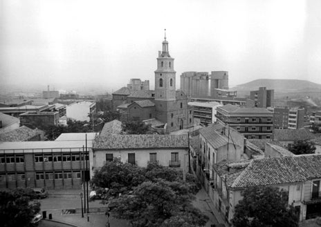 Imagen secundaria 1 - Arriba, llegada del primer tranvía a Canillejas, en 1912. Abajo, dcha, Vicálvaro, aún con su aspecto de pueblo, en 1970. Izq, niños en una fuente en Villaverde, en 1955