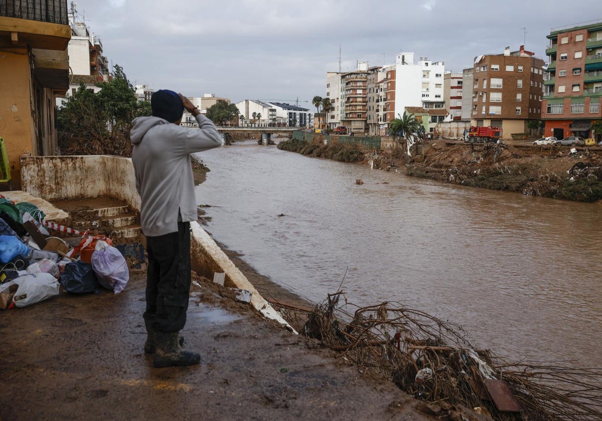 Un hombre observa los daños causadas por la dana en una zona afectada de la provincia de Valencia