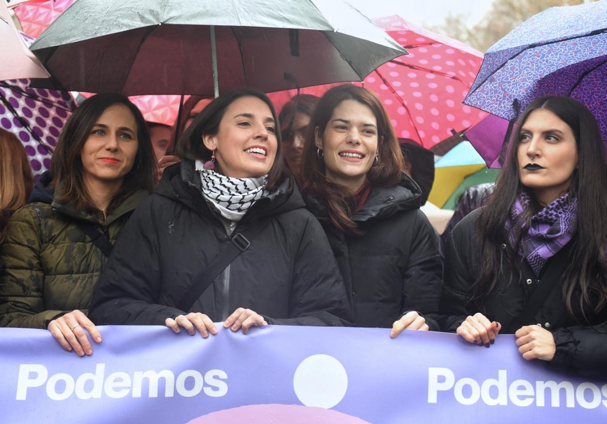 La secretaria general de Podemos, Ione Belarra, junto a la eurodiputada y exministra de Igualdad, Irene Montero, y la coportavoz de Podemos, Isabel Serra