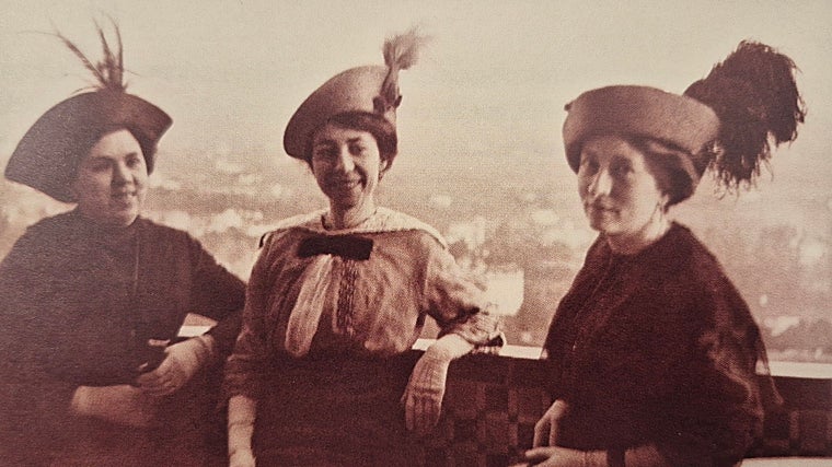 Aurelia, en el centro, con dos tías suyas en un lugar elegante de Granada