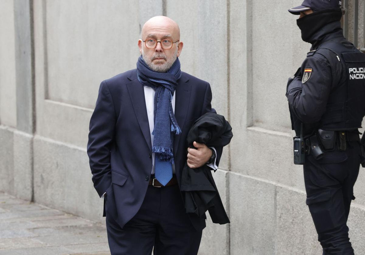 El abogado de Puigdemont, Gonzalo Boye a su llegada este lunes al Tribunal Supremo en Madrid donde se celebra una vista pública para revisar los recursos del expresident Carles Puigdemont y los exconsellers Toni Comín y Lluís Puig contra la decisión del juez Pablo Llarena de no aplicarles la amnistía en relación al delito de malversación