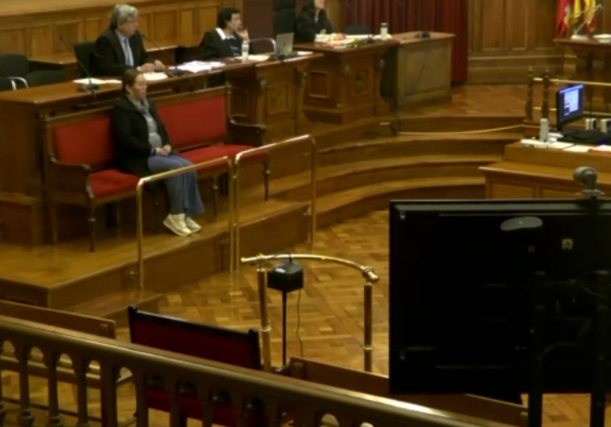 La acusada de matar a su pareja en Calella, Carlos, durante el primer día de juicio en la Audiencia de Barcelona