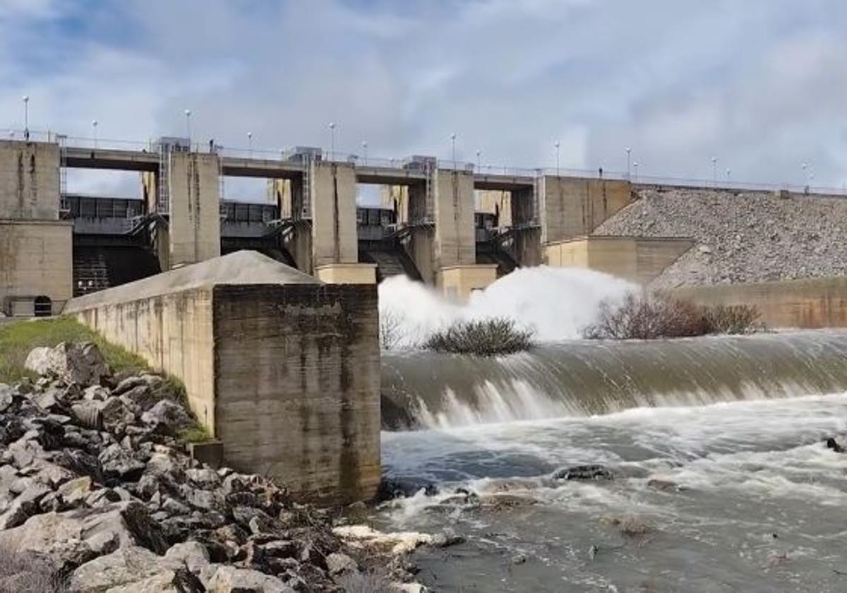 Pantano de Sierra Boyera desembalsando