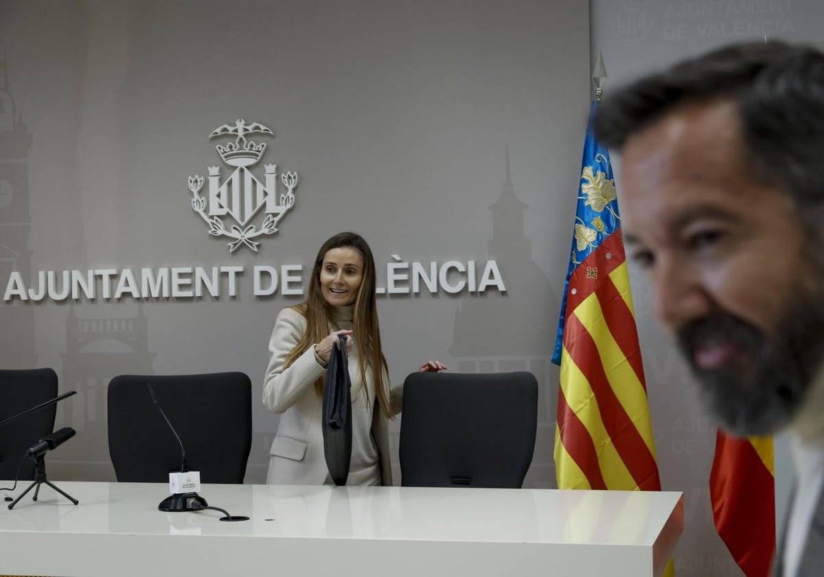 La edil de Vox en el Ayuntamiento de Valencia, Cecilia Herrero, durante la rueda de prensa convocada este lunes para explicar su baja voluntaria