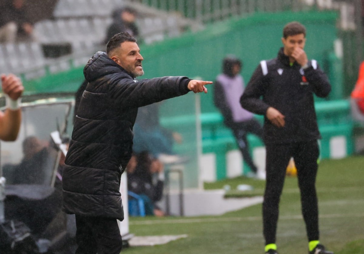 Iván Ania durante un partido en El Arcángel