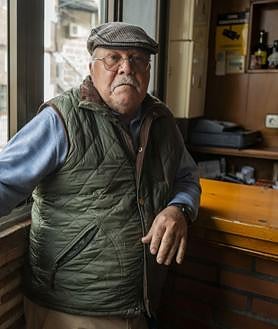 Imagen secundaria 2 - El Gordo tiene 300 habitantes; muchos empleados en Rheinmetall Expal Munitions. Abajo a la izquierda, vecinos de El Gordo como Josefa y Gonzalo, que hablan del beneficio que deja en el pueblo la empresa. A la derecha, Miguel Blázquez, trabajó treinta años en Expal y dice que «los alemanes son la hostia. Ahora todos los empleados están fijos»