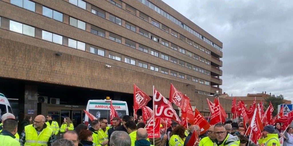 Los trabajadores del transporte sanitario se concentran por el «bloqueo» del convenio colectivo