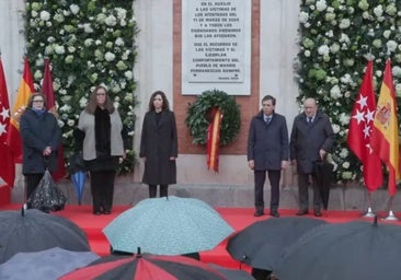 Ayuso y Almeida hacen el primer homenaje a las víctimas del 11-M en Sol, bajo la lluvia y sin el delegado del Gobierno