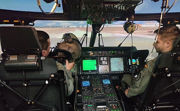 Imagen principal - Imágenes del simulador de vuelo del NH90 en la base de Cuatro Vientos
