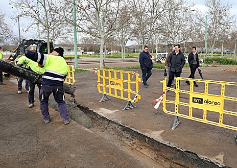 Imagen secundaria 1 - En marcha las obras para la conexión de los aseos públicos y las terrazas de La Peraleda a la red general de saneamiento