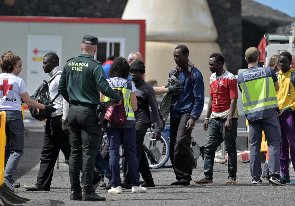 Llegada al puerto de La Restinga (El Hierro) de decenas de inmigrantes el pasado sábado