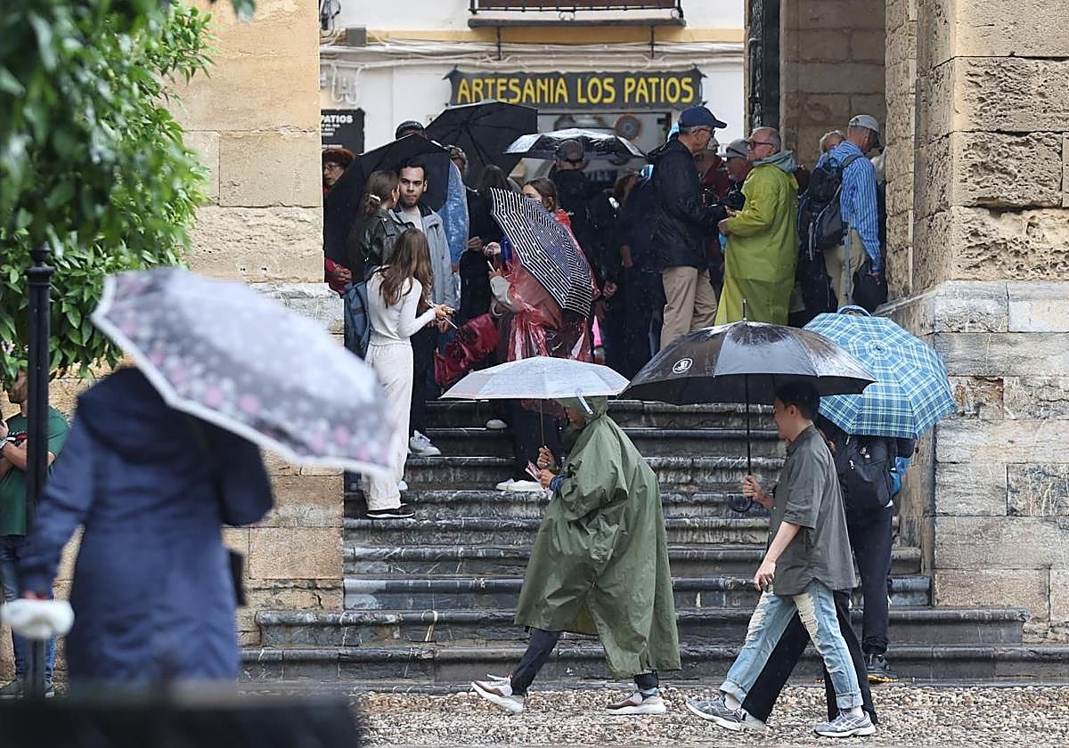Turistas en la Mezquita de Córdoba bajo la lluvia