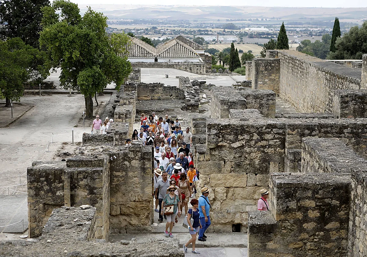 Grupo de visitantes en Medina Azahara