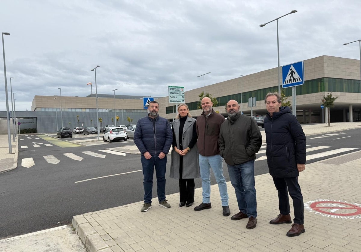 Representantes de Vox en el exterior del Hospital de la Vega del Guadalquivir