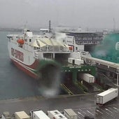 Vehículos embarcando en un ferry en Algeciras, imagen de archivo