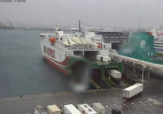 Vehículos embarcando en un ferry en Algeciras, imagen de archivo