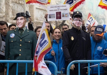 Sindicatos de Policía y asociaciones de la Guardia Civil protesta frente al Congreso contra el acuerdo PSOE-Junts