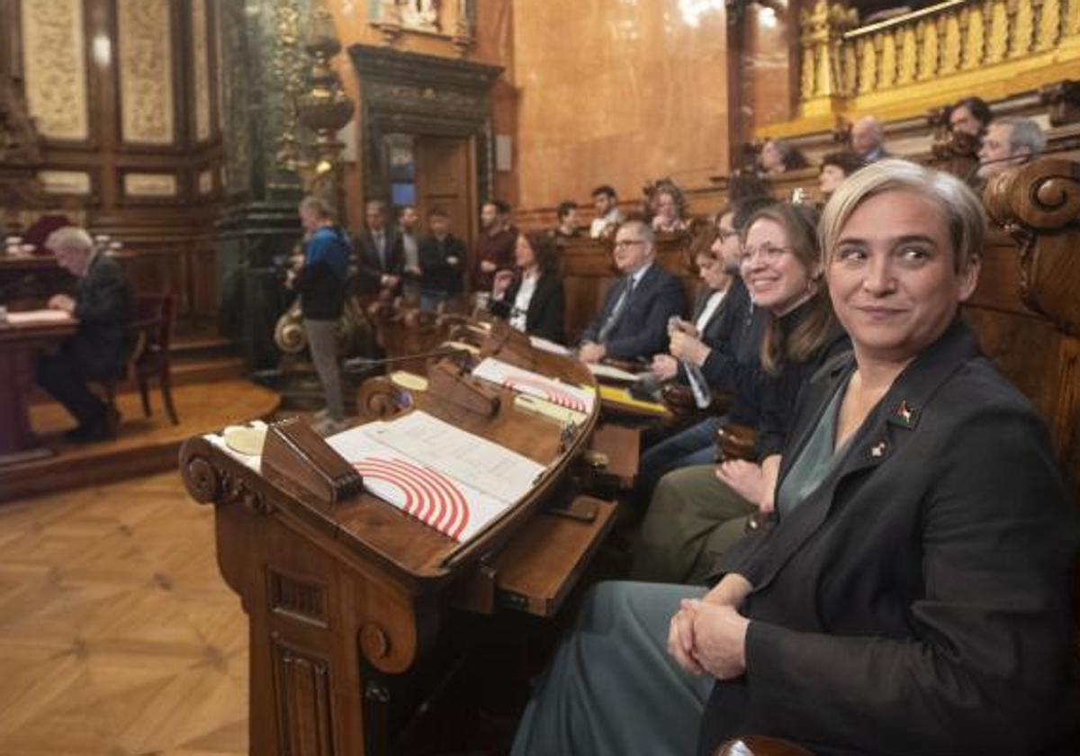 La exalcaldesa de Barcelona, Ada Colau, durante el inicio del pleno del Ayuntamiento de Barcelona