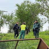 Búsqueda del anciano en una finca de su propiedad