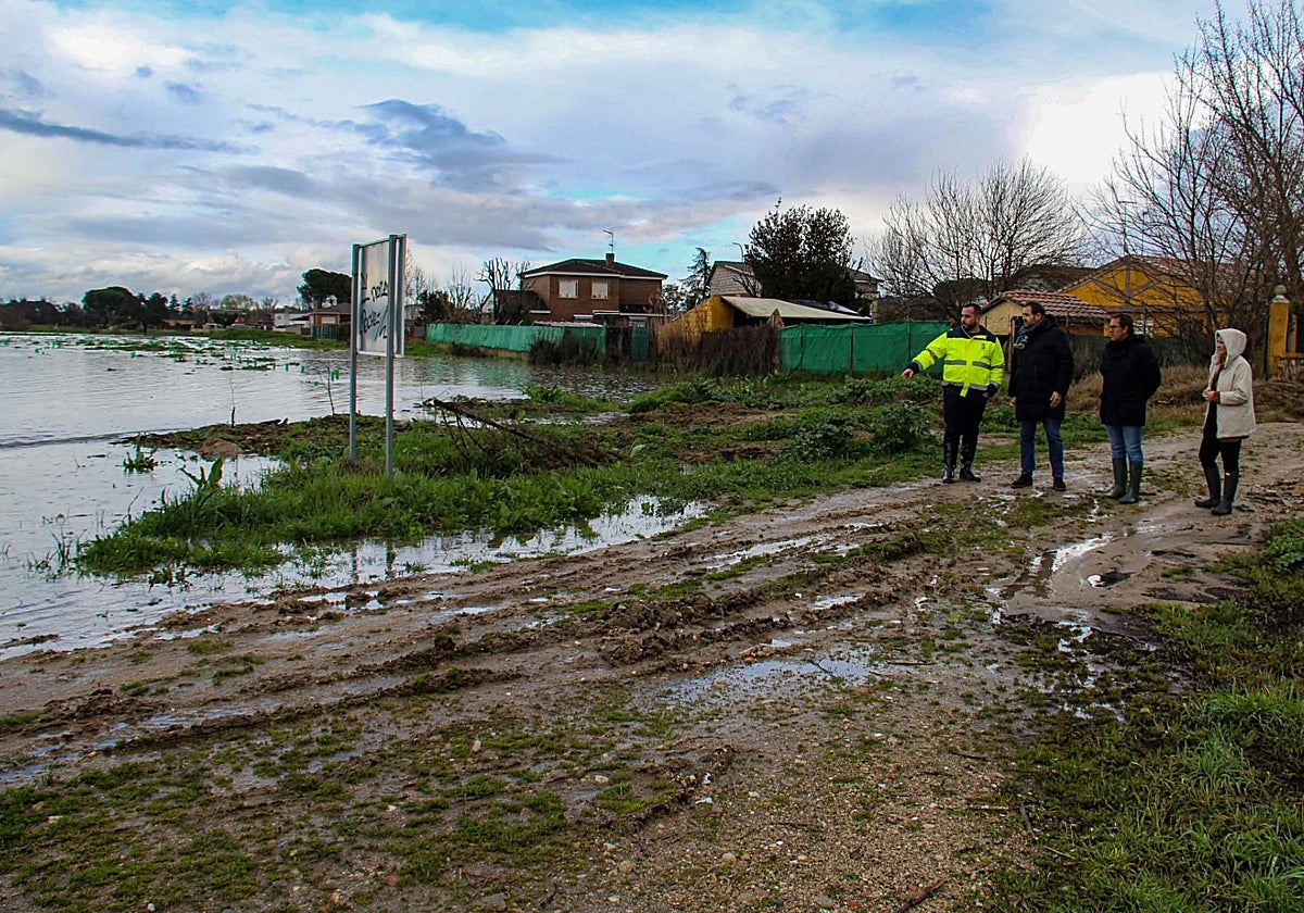 El presidente del PP de Castilla-La Mancha, Paco Núñez, ha visitado las zonas afectadas en Santa Cruz del Retamar