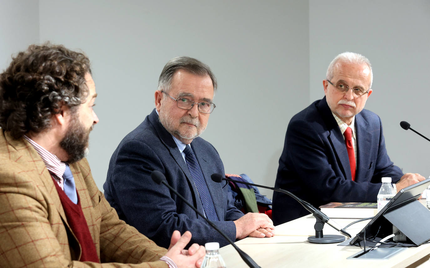La presentación del libro &#039;Dueños del mundo&#039;, de José Calvo Poyato, en imágenes