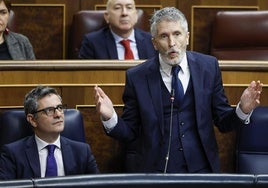 El pacto migratorio con Junts explota en el Congreso sin Sánchez y con el PP pidiendo la dimisión de Marlaska