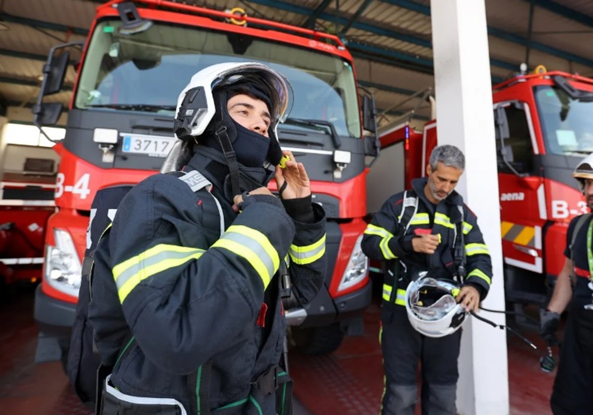 Un bomberos se prepara para salir del parque